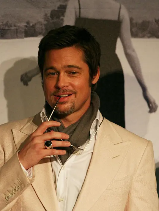 “Brad telah melakukan fillers, botox, dan peeling, ditambah mengatasi kantung matanya,” ucap sumber melaporkan pada National Enquirer. (AFP/Bintang.com)