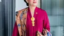 Padu padan yang menyempurnakan penampilan Puan Maharani di momen ini, ia mengenakan kain batik bernuansa pink dengan corak floral yang semarak, namun tak berlebihan. [Foto: Instagram/puanmaharaniri]