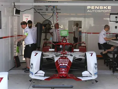 Kru tim peserta lomba balap melakukan persiapan mobil listrik Formula E  di pit Jakarta International E-Prix Circuit (JIEC), Jakarta, Jumat (3/6/2022). Menjelang pertandingan Formula E pada besok hari (4/6/2022) kru tim pembalap melakukan persiapan mobil listrik Formula E. (Liputan6.com/Herman Zakharia)