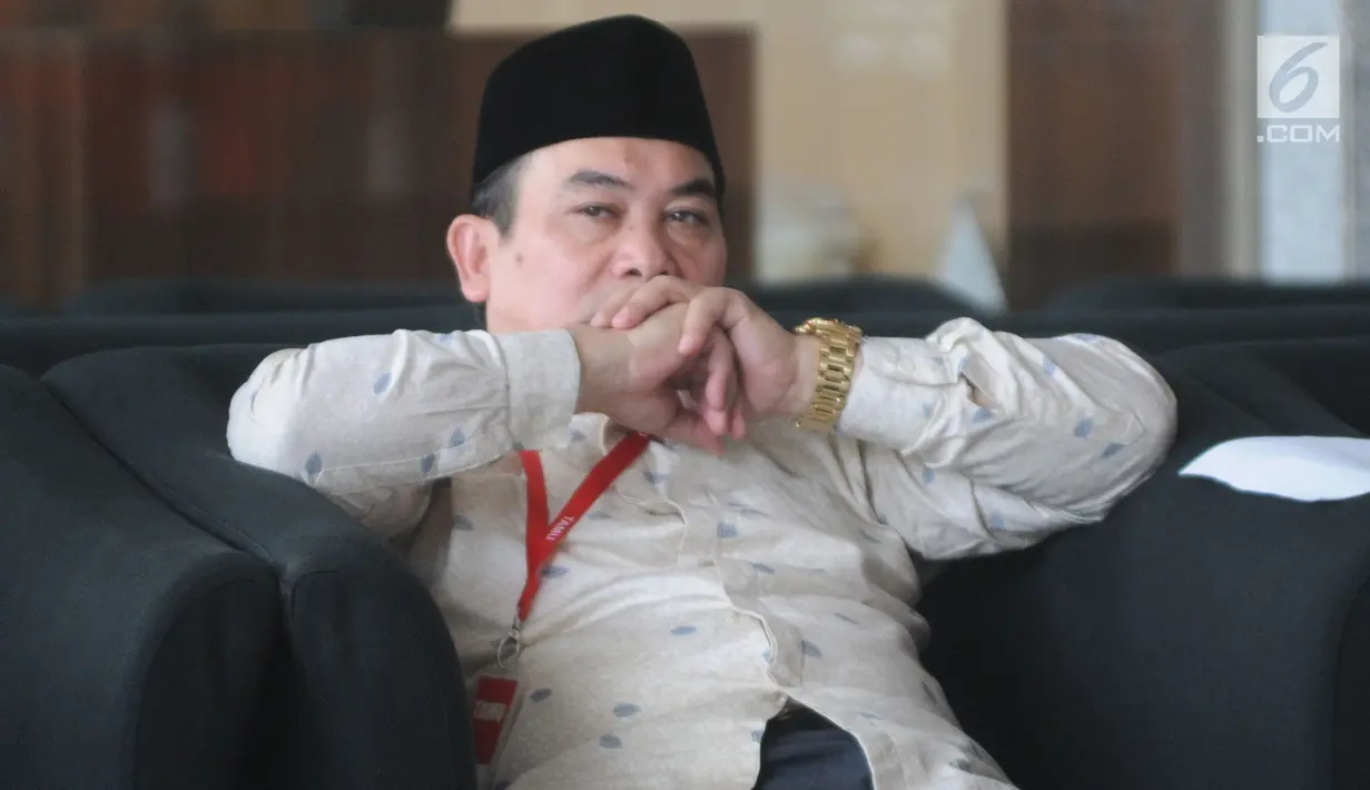 Pihak pengelola pesantren, HMN Lesmana berada di ruang tunggu untuk menjalani pemeriksaan di Gedung KPK, Jakarta, Rabu (26/6/2019). Lesmana diperiksa sebagai saksi terkait kasus dugaan penyunatan anggaran dan gratifikasi yang menyeret  mantan Bupati Bogor Rachmat Yasin. (merdeka.com/Dwi Narwoko)