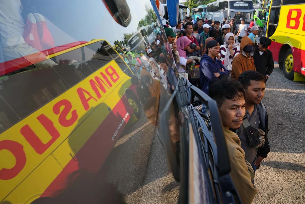 FOTO: Puncak Arus Mudik di Terminal Kalideres