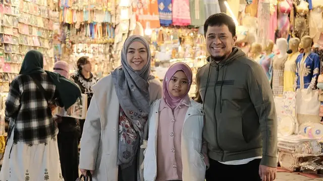 Potret Oki Setiana Dewi Asyik Belanja di Pasar Khan El Khalili. (instagram/okisetianadewi)