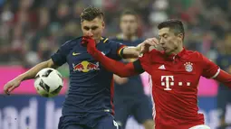 Duel pemain Bayern Munich, Robert Lewandowski saat berebut bola dengan pemain RB Leipzig, Willi Orban pada lanjutan Bundesliga Jerman di Stadion Allianz-Arena, (21/12/2016). Bayern menang 3-0.  (REUTERS/Michaela Rehle)