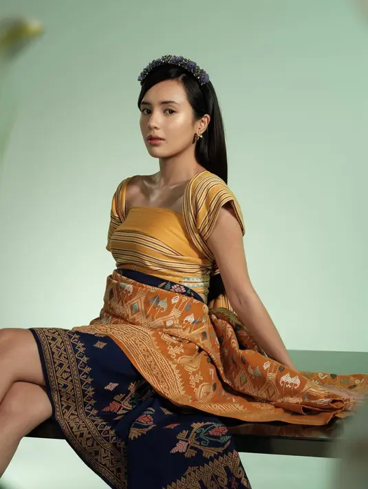 Kain tenin khas Bali karya desainer ternama itu dibuat atasan dan rok pendek, sangat cocok dikenakan Beby Tsabina. Aksen mahkota menambah paras wanita 19 tahun itu cantik paripurna. (Liputan6.com/IG/@bebytsabina).