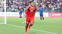 Selebrasi gelandang Timnas Indonesia U-22, Fajar Fathur Rahman setelah mencetak gol ketiga Timnas Indonesia U-22 ke gawang Filipina pada laga pertama Grup A SEA Games 2023 di Olympic Stadium, Phnom Penh, Kamboja, Sabtu (29/4/2023). (Bola.com/Abdul Aziz)