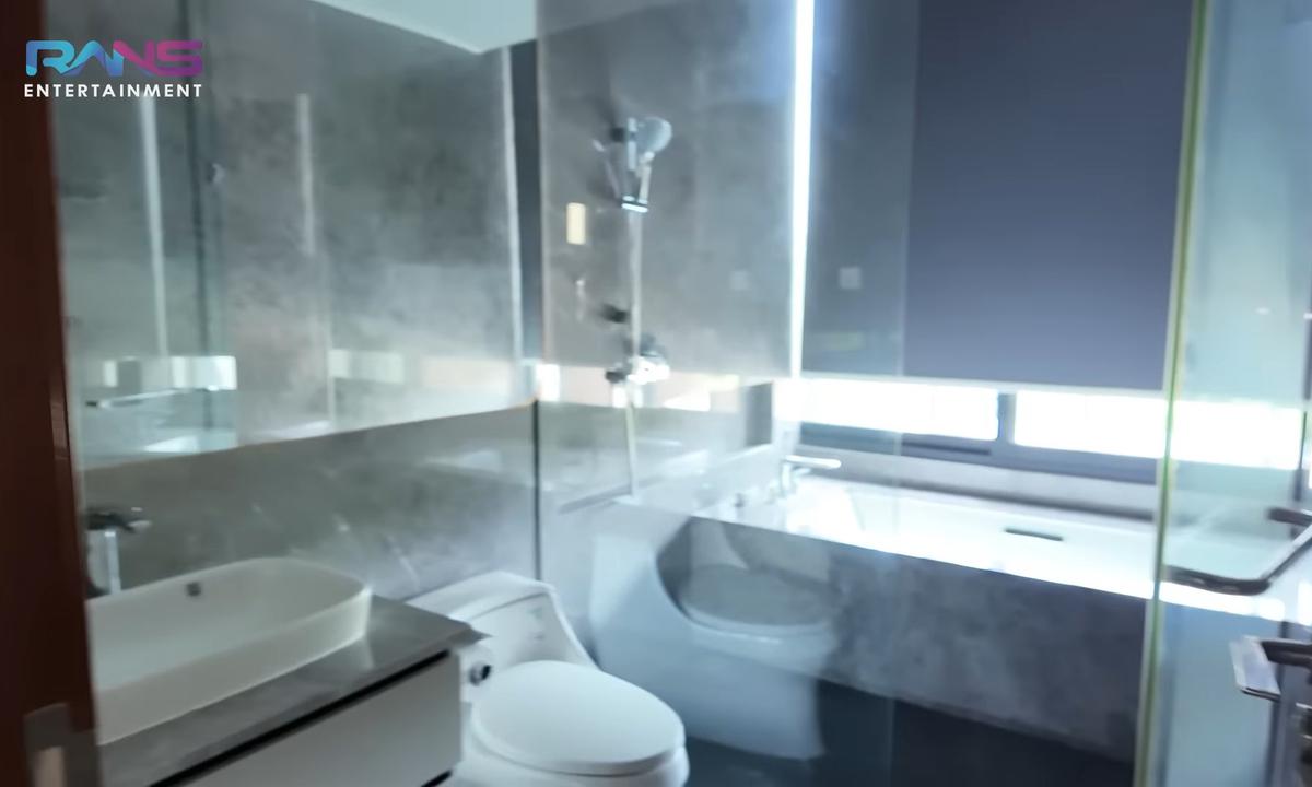 Diberi 3 Ruangan, Potret 2 Kamar & Ruang Bermain Rafathar di Rumah Baru - Kamar Mandi Dilengkapi Bathtub