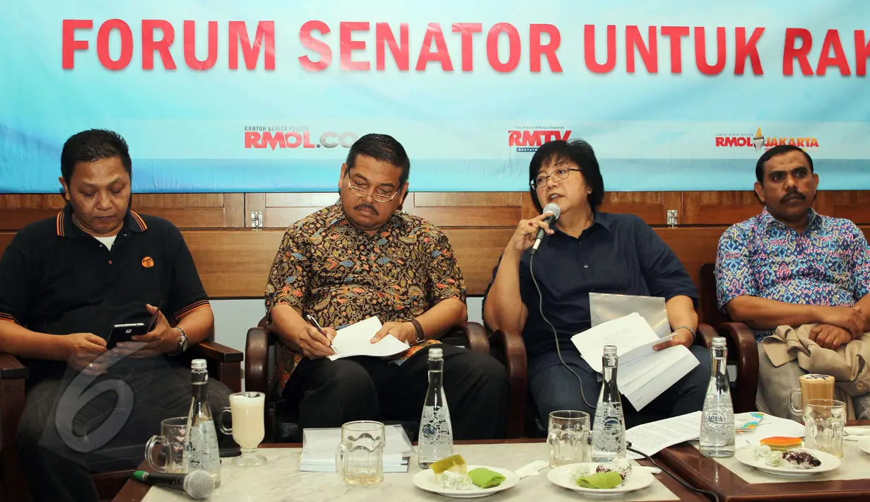 Menteri LHK, Siti Nurbaya (kedua kanan) dan Ketua Komisi III DPD RI Parlindungan Purba (kedua kiri) pada dialog Forum Senator untuk Rakyat "Hutan Indonesia di Persimpangan Nawacita" di kawasan Cikini, Jakarta, Minggu (31/5). (Liputan6.com/Helmi Afandi)