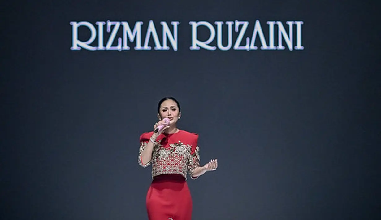 Tekstur kain menggunakan chiffon mengalir seperti sungai rimba, dihiasi payet menyerupai kulit pohon purba. Ada juga ornamentasi kristal tiga dimensi menampilkan rupa-rupa flora dan fauna Nusantara, menambah kedalaman narasi visual. Terdapat pula motif harimau Malaya hadir sebagai simbol ketangguhan sekaligus keinginan melestarikan. [Jakarta Fashion Week]