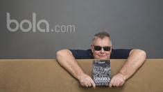 Antony Sutton adalah pria berkebangsaan Inggris yang baru saja merilis buku tentang sepak bola tanah air bertajuk "Sepak Bola: The Indonesian Way of Life". (Bola.com/Vitalis Yogi Trisna)  