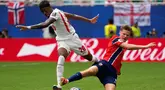 Pemain Inggris Noni Madueke berebut bola dengan pemain Norwegia David Moeller Wolfe selama pertandingan perempat final Piala Dunia antara Norwegia dan Inggris di Miami Gardens, Florida, Sabtu, 11 Juli 2026. (AP Photo/Chris Carlson)