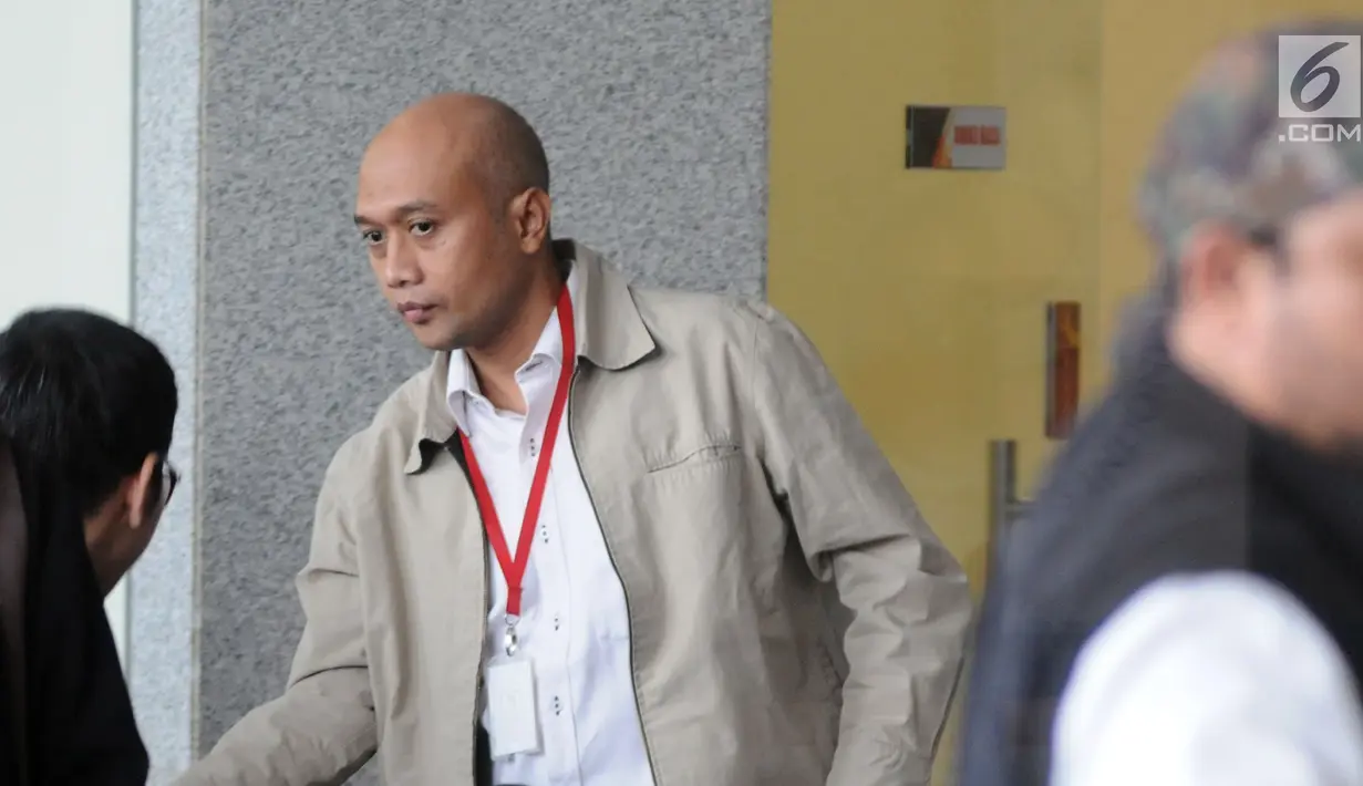 Presiden Direktur PT Pembangkit Jawa-Bali Investasi Gunawan Yudi Hariyanto (kanan) bersiap menjalani pemeriksaan di Gedung KPK, Jakarta, Kamis (27/9). Bos PJB Investasi itu diperiksa terkait kasus suap proyek PLTU Riau-1. (Merdeka.com/Dwi Narwoko)