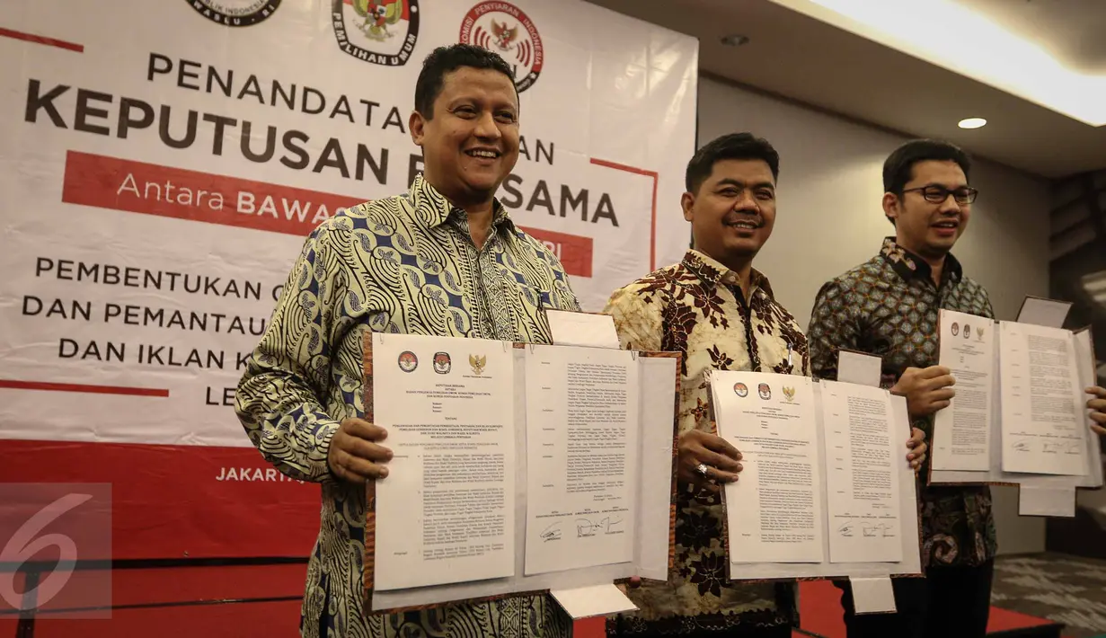Penandatanganan tersebut dalam rangka Pembentukan Gugus Tugas Pengawasan Dan Pemantauan Pemberitaan Penyiaran&Iklan Kampanye Pilkada Melalui Lembaga Penyiaran, Jakarta, Jumat (11/11). (Liputan6.com/Faizal Fanani)