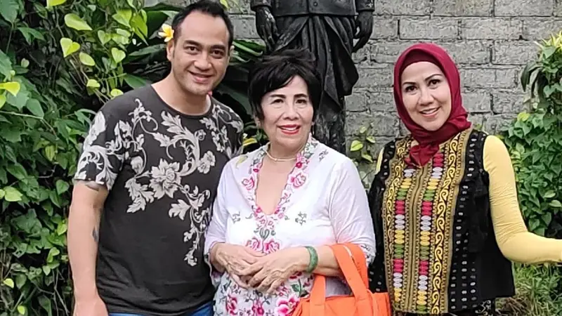 Siap Ke Pelaminan, Ini 7 Potret Kedekatan Ferry Irawan dengan Ibu Venna Melinda