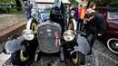 Pengunjung melihat-lihat Ford A Roadster buatan 1931 di area pameran mobil antik ke-3 di Bucharest, Rumania (12/4/2014) (REUTERS/Radu Sigheti)