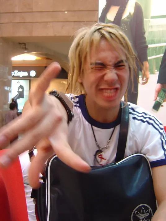 Tidak hanya merasa lucu, terhibur hingga ketawa. Ada juga netizen yang baru mengetahui Daniel Mananta pernah berpenampilan alay.  "Anak 80an dan 90 tau pasti ini emang keren di masanya klo liat skr mang mengkaget dan bilang alay tp percayalah itu tren pd masanya hahahaha," tulis netizen. [Instagram/vjdaniel]