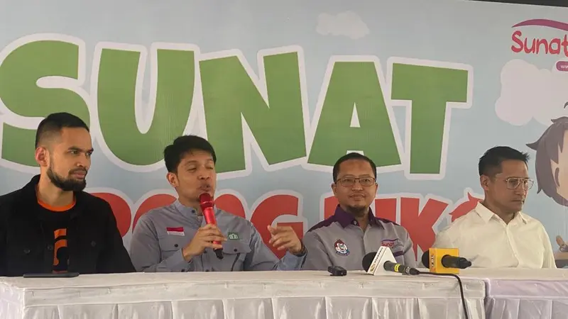 Teuku Wisnu, Arie Untung, Dimas Seto, Aiman Ricky, mengikuti  "Sunat Bareng Riko bagi Masyarakat" di sekitar Pesantren Tahfidz Quran Musawarah dan lingkungannya pada Minggu (21/10/2023).