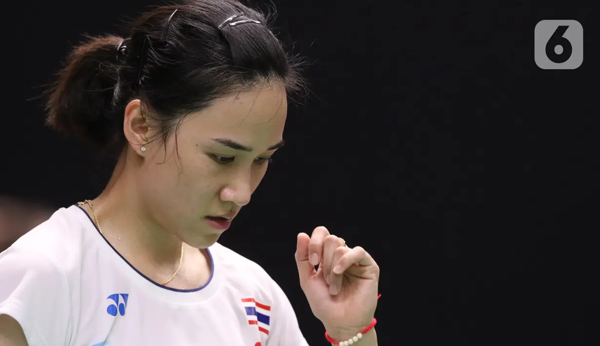 Pebulutangkis tunggal putri Thailand, Nitchaon Jindapol saat melawan Carolina Marin (Spanyol) pada babak pertama Indonesia Masters 2020 di Istora GBK, Jakarta, Rabu (15/1/2020). Nitchaon Jindapol kalah 13-21, 15-21. (Liputan6.com/Helmi Fithriansyah)
