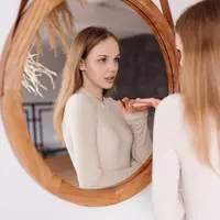 Meningkatkan self awareness akan berpengaruh pada kesejahteraan hidup. (Foto: Freepik/kroshka__nastya)