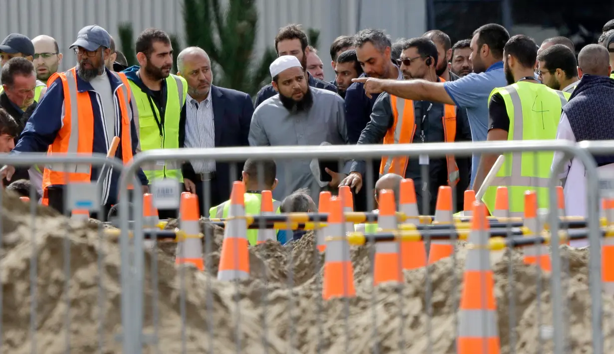 Suasana pemakaman korban penembakan masjid di Memorial Park Cemetery, Christchurch, Selandia Baru, Rabu (20/3). Kepolisian Selandia Baru berharap segera menyelesaikan proses identifikasi dan menyerahkan jenazah ke keluarga. (AP Photo/Mark Baker)