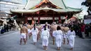 Para penganut Shinto melakukan upacara sebelum menuangkan air dingin ke tubuh mereka dalam ritual ketahanan di Kuil Kanda Myojin, Tokyo, Jepang, Sabtu (26/1). Ritual ini untuk mensucikan jiwa dan raga. (Martin Bureau/AFP)