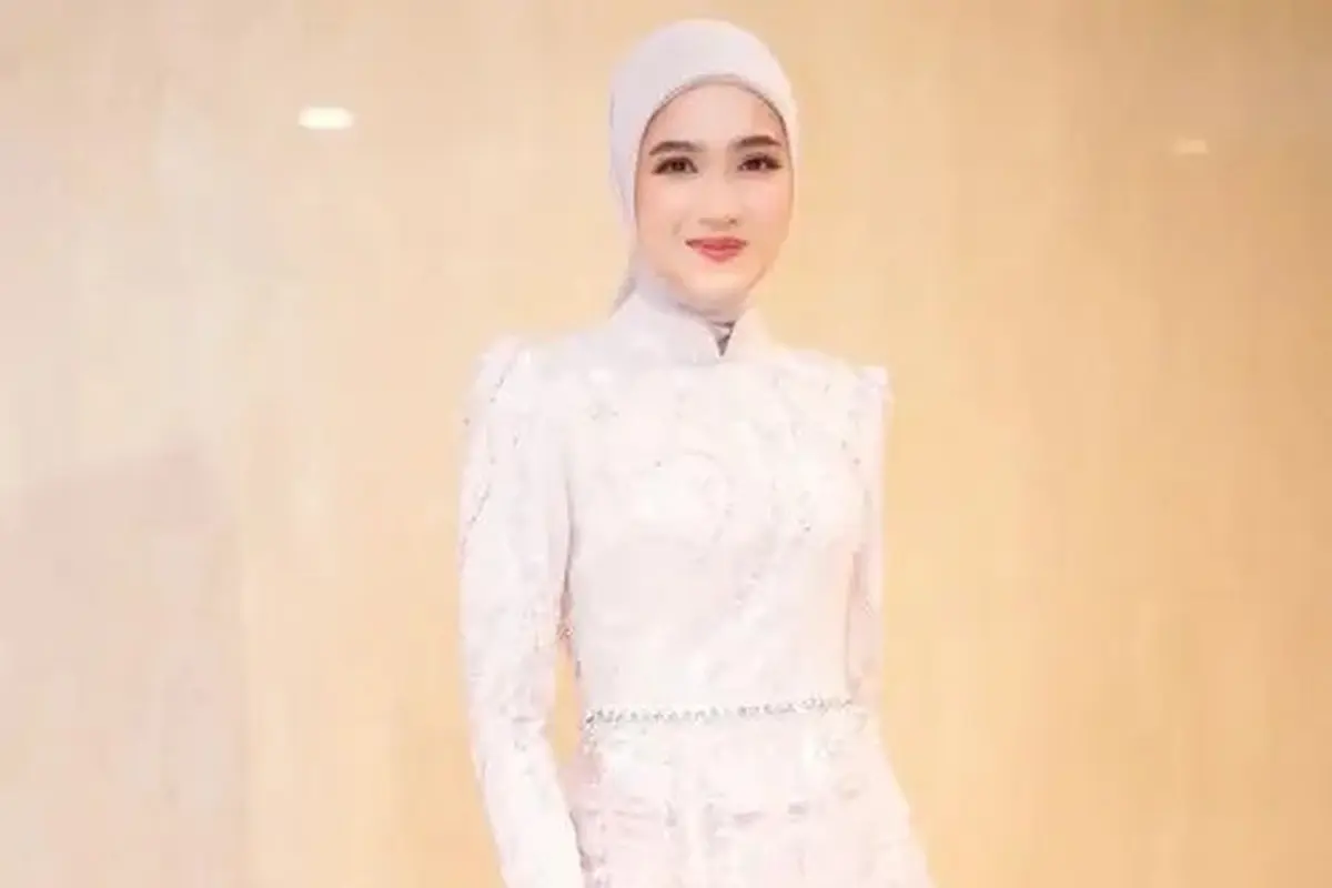Pesona Artis Tanah Air Dibalut Kebaya Putih