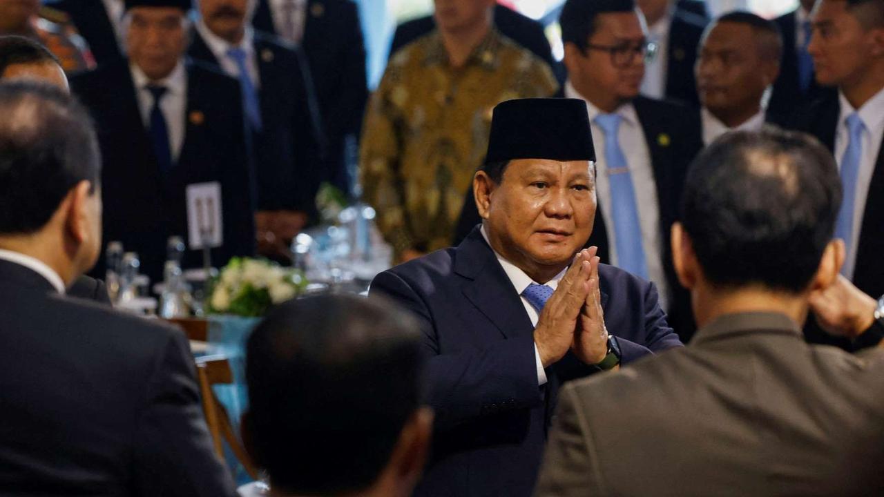 VIDEO: Adab Presiden Prabowo, Berlutut dan Genggam Erat Tangan Ekonom Senior Emil Salim