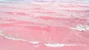 Dalam sebuah unggahan di Instagram, Khloe menunjukkan foto pantai dengan pasir pink. (instagram/khloekardashian)