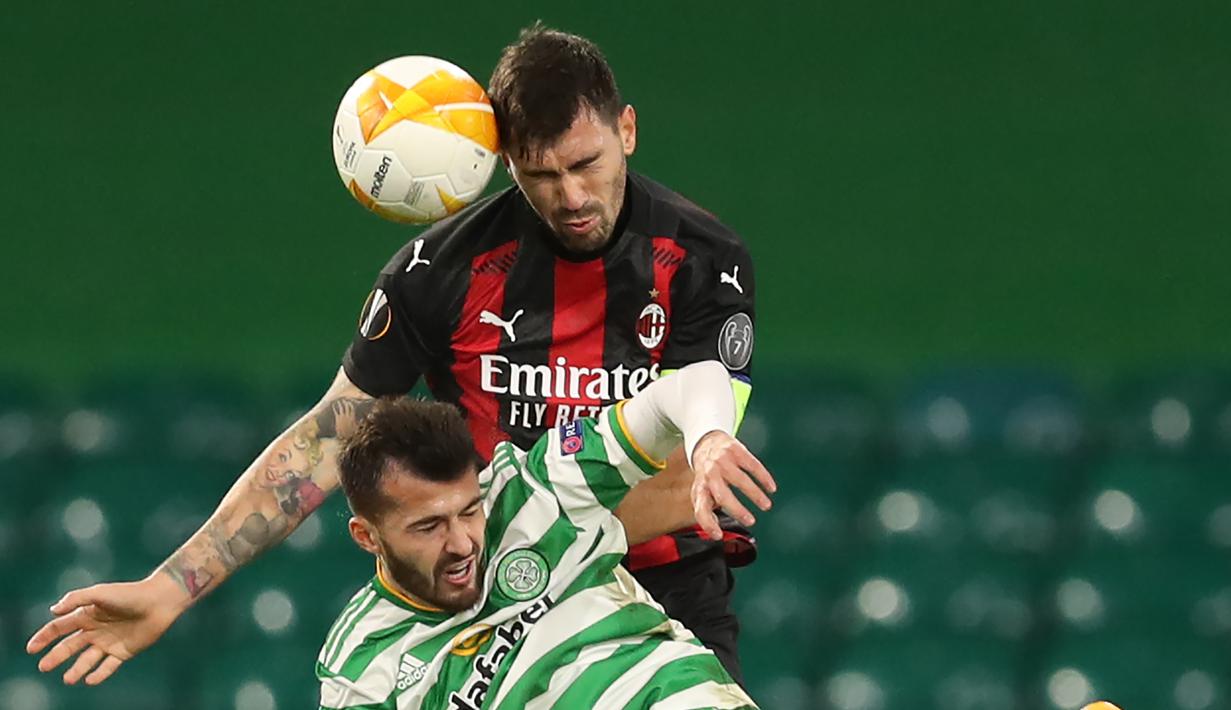 Bek AC Milan, Alessio Romagnoli, Berebut bola dengan penyerang Celtic, Albian Ajeti, pada laga Grup H Liga Europa 2020/2021 di Celtic Park Stadion, Jumat (23/10/2020). AC Milan menang 3-1 atas Celtic. (AFP/Russell Cheyne/pool)