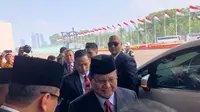 Prabowo Subianto bersama Sandiaga Uno tiba di Gedung Nusantara III. Keduanya datang bersama-sama bermobil putih plat B 108 PSD. S