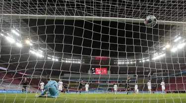 Pemain Bayer Leverkusen Florian Wirtz mencetak gol ke gawang Hoffenheim pada pertandingan Bundesliga di Leverkusen, Jerman, 13 Desember 2020. Bayer Leverkusen menggeser Bayern Munchen dari puncak klesemen usai mengalahkan Hoffenheim dengan skor 4-1. (THILO SCHMUELGEN/POOL/AFP)