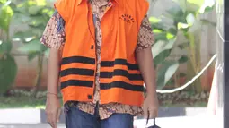 Direktur Utama PT Sarana Bangun Nusantara (SBN) Hasmun Hamzah saat tiba di gedung KPK untuk menjalani pemeriksaan, Jakarta, Jumat (27/4). (Liputan6.com/Herman Zakharia)