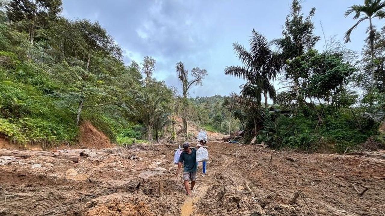 Petani Tukka Panggul Hasil Kebun 5 Km di Tapanuli Tengah Akibat Akses Jalan Terisolir