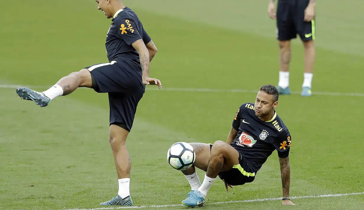 Striker Brasil, Neymar, mengikuti sesi latihan bersama timnas Brasil jelang laga kualifikasi piala dunia 2018 di Porto Alegre, Brasil, Selasa (29/8/2017). Brasil akan berhadapan dengan Ekuador. (AP/Andre Penner)