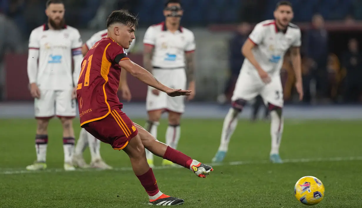 Pemain AS Roma, Paulo Dybala mencetak gol ketiga timnya ke gawang Cagliari melalui eksekusi tendangan penalti pada laga lanjutan Liga Italia 2023/2024 di Olympic Stadium, Roma, Italia, Selasa (06/02/2024) dini hari WIB. (AP Photo/Andrew Medichini)
