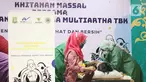 Anak-anak penerima manfaat mengikuti khitanan massal di Gedung MUI Kota Tangerang, Minggu (10/10/2021). Khitanan massal yang digelar PT Wahana Ottomitra Multiartha Tbk (WOM Finance) berkerjasama dengan Badan Amil Zakat Nasional (BAZNAS) diikuti 100 penerima manfaat. (Liputan6.com/HO/Rizki)