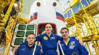Di Kosmodrom Baikonur Kazakhstan, awak 63 Ekspedisi Ivan Vagner (kiri) dan Anatoly Ivanishin (tengah) Roscosmos dan Chris Cassidy (kanan) dari NASA berpose untuk foto pada 3 April di depan pesawat ruang angkasa Soyuz. (NASA)