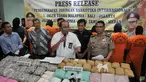 Petugas Dirtipid Narkoba Bareskrim Polri memperlihatkan barang bukti saat Press Release, Jakarta, Selasa (7/3). Dari 7 tersangka, petugas mengamankan barang bukti 48 kg sabu dan 70.000 butir pil ekstasi. (Liputan6.com/Yoppy Renato)