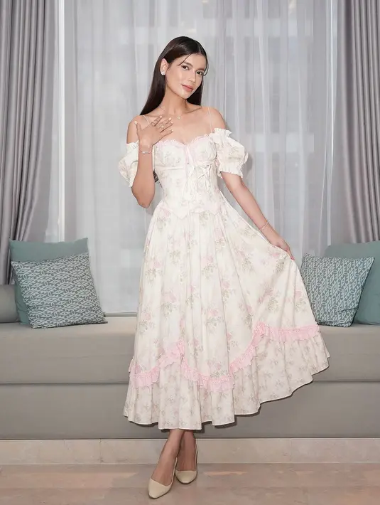 Kombinasi riasan wajah natural dan rambut panjang terurai semakin memperkuat penampilannya yang anggun dan bersahaja. Sabrina terlihat sangat bahagia saat menerima bunga sebagai kejutan istimewa dari keluarganya. (Liputan6.com/IG/@sabrinachairunnisa_)
