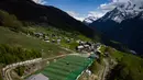 Suasana Stadion Ottmar Hitzfeld di tengah pegunungan Alpen Swiss (14/5/2020). Markas klub FC Gspon tersebut berada  pada ketinggian 2.000 meter di atas permukaan laut. (AFP/Fabrice Coffrini)
