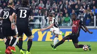 Sepakan pemain Juventus, Marko Pjaca melewati hadangan pemain AC Milan, Christian Zapata pada lanjutan Serie A di Juventus stadium, Turin, (10/3/2017). Juventus menang 2-1.  (Alessandro Di Marco/ANSA via AP)