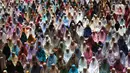 Ribuan warga Jakarta dan sekitarnya memadati Masjid Istiqlal di hari pertama pelaksanaan shalat tarawih 1445 Hijriah. (Liputan6.com/Angga Yuniar)
