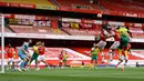 Bek Arsenal, David Luiz, berebut bola atas dengan pemain Norwich City pada laga lanjutan Premier League pekan ke-32 di Emirates Stadium, Kamis (2/7/2020) dini hari WIB. Arsenal menang 4-0 atas Norwich City. (AFP/Richard Heathcote/pool)