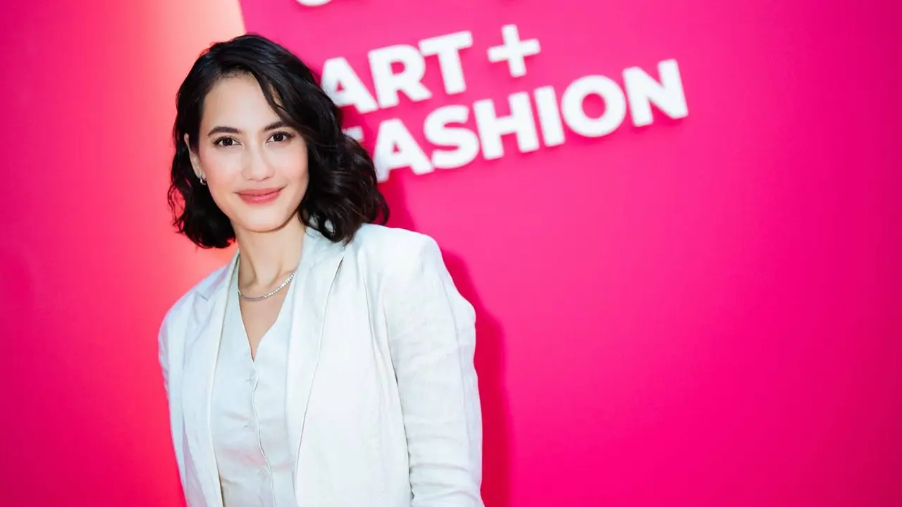 Gaya Pevita Pearce dengan Busana Monocrome Ini Makin Menawan