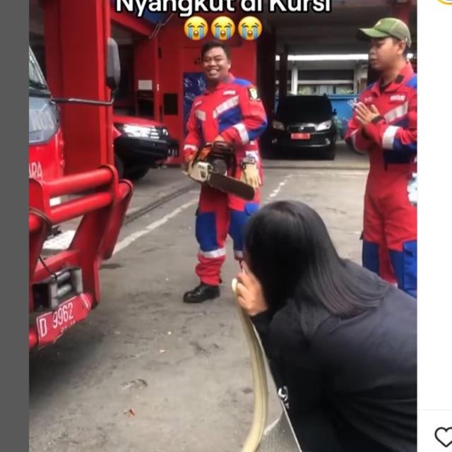 Momen Kocak Petugas Damkar Bantu Wanita Lepaskan Tindik Hidungnya yang Nyangkut di Kursi.  foto: (dok.Instagram @porteegoods/https://www.instagram.com/p/DEr5PfYyEpv/Henry)