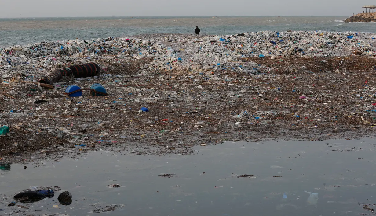 Pantai Zouq Mosbeh tertutup tumpukan sampah-sampah plastik yang tersapu ke darat di utara Beirut, 22 Januari 2018. Lautan sampah itu menumpuk setelah disapu gelombang besar yang ditimbulkan hantaman badai di Lebanon. (AP/Hussein Malla)