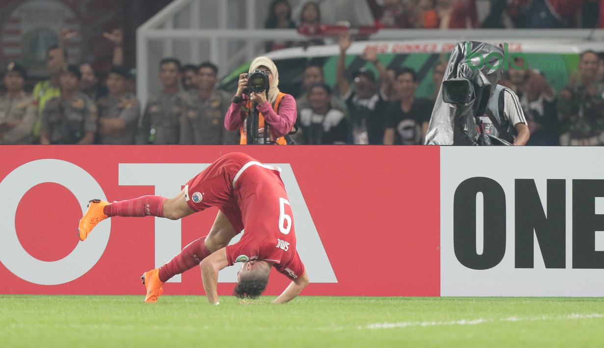 Marko Simic melakukan salto usai membobol gawang Tampines Rovers pada laga Piala AFC 2018 di Stadion Utama GBK, Senayan, Jakarta (28/2/2018). Simic mencetak tiga gol untuk Persija. (Bola.com/Nick Hanoatubun)