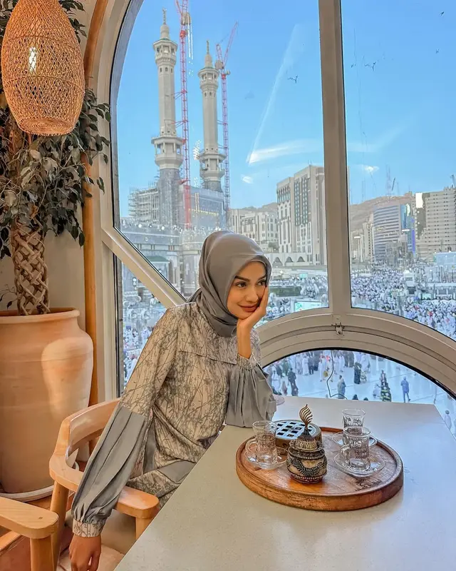 5. Gradasi Abu-Abu yang Mewah untuk Waktu Santai di Mekkah