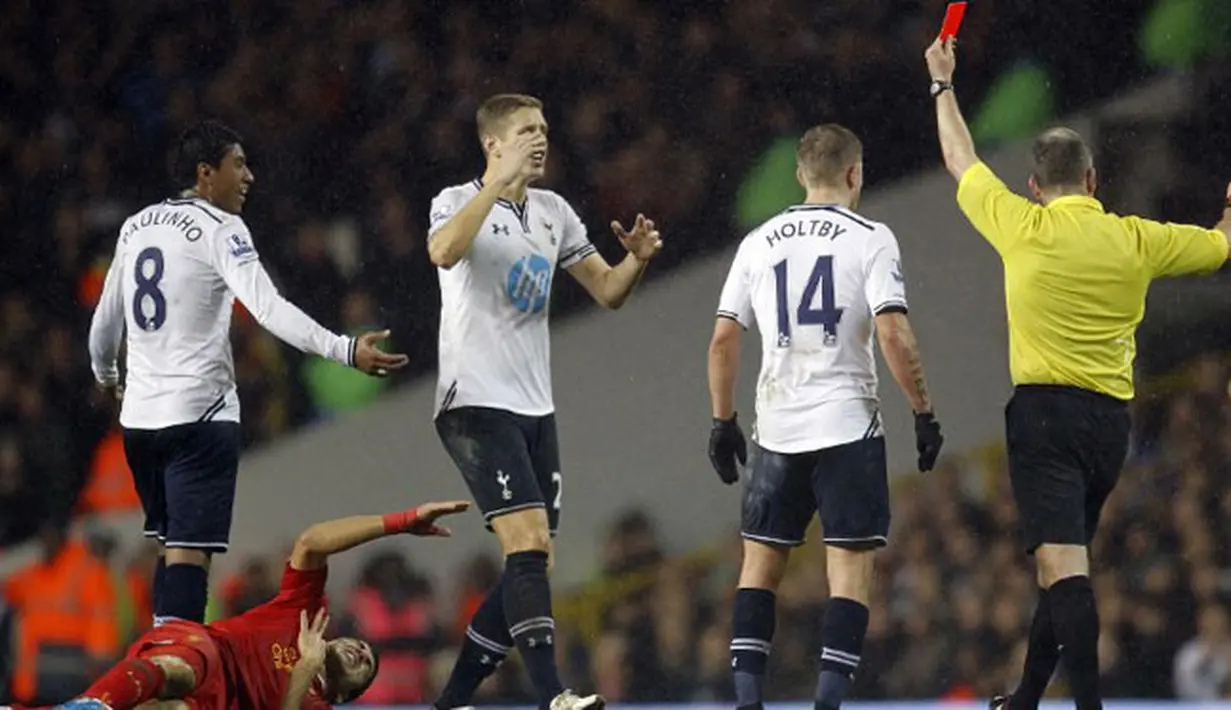 Jonathan Moss mengeluarkan kartu merah terhadap gelandang Brasil Paulinho karena  melakukan pelanggaran terhadap striker Liverpool Luis Suarez (AFP/Ian Kington)