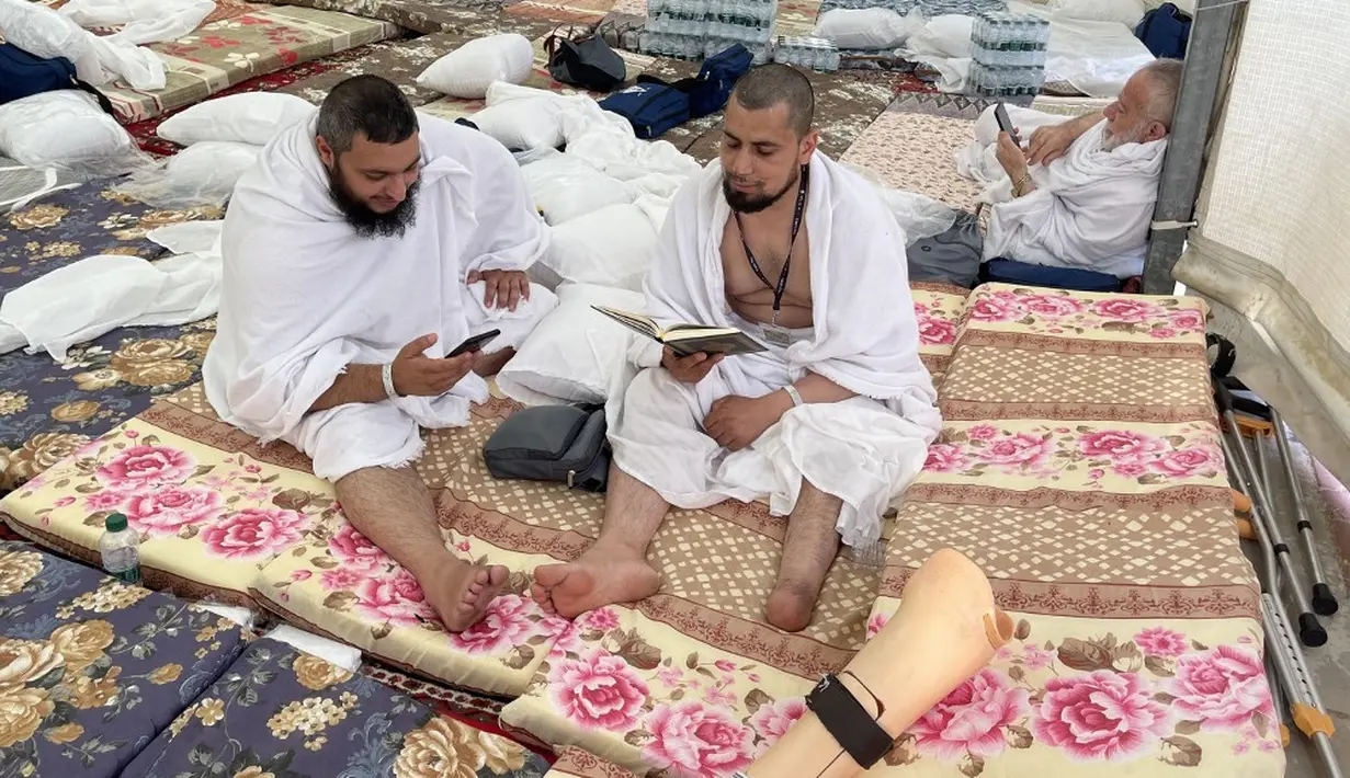 <p>Perbedaan tenda di Mina dengan di Arafah, lantai tenda di Mina sudah dikeramik, sedangkan di Arafah masih pasir. (Aaref WATAD/AFP)</p>