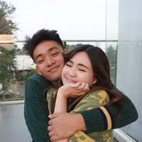 Pelukkan terakhir sebelum Owen kembali ke Belanda&nbsp;[Foto: Instagram.com/erikarichardo]